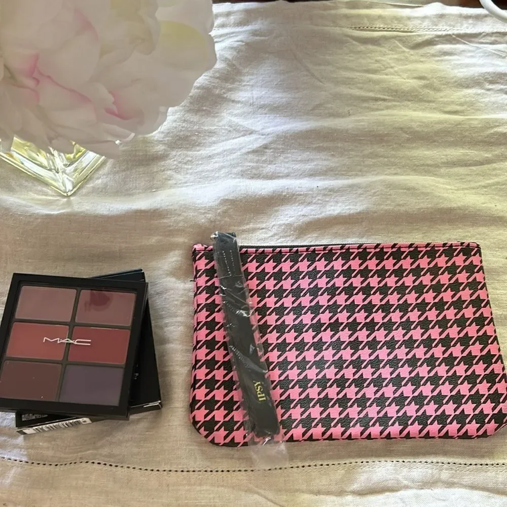 MAC PRO EYE PALETTE THE ROMANTIC .21 OZ / 6 G new in the box Ipsy bag